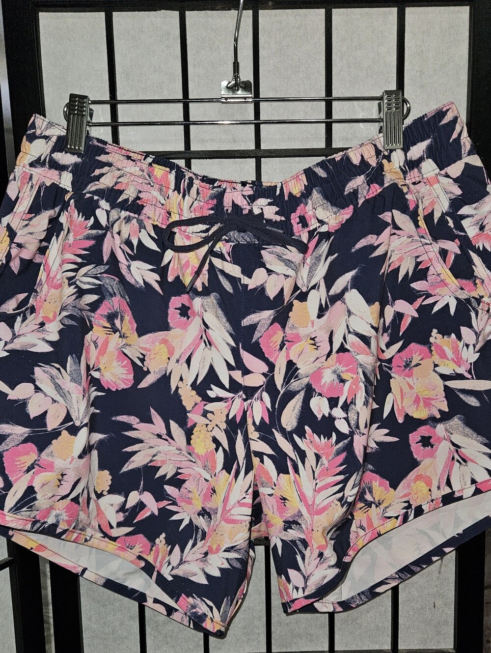 Women's Columbia Size Large Bogata Bay Stretch Floral Pattern Shorts 4" Inseam